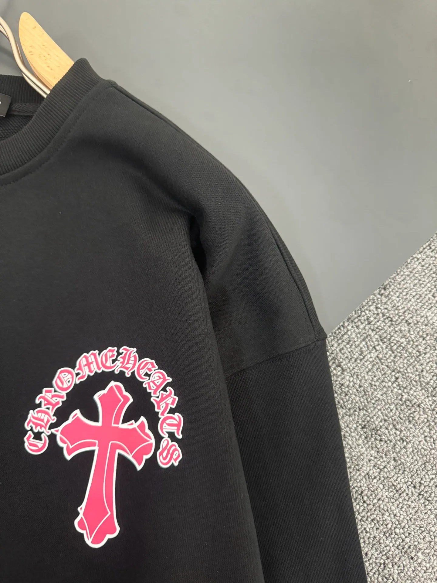 P230 ✨✨Chrome Hearts*Chrome Hearts* The latest round-neck fashionable long-sleeved sweatshirt in autumn and winter, printed logo design, 400g pure cotton fabric! It is close to the skin and comfortable, durable and easy to wear. The original factory craftsmanship is meticulous. It is a must-have for casual wear. Size S M L XL XXL